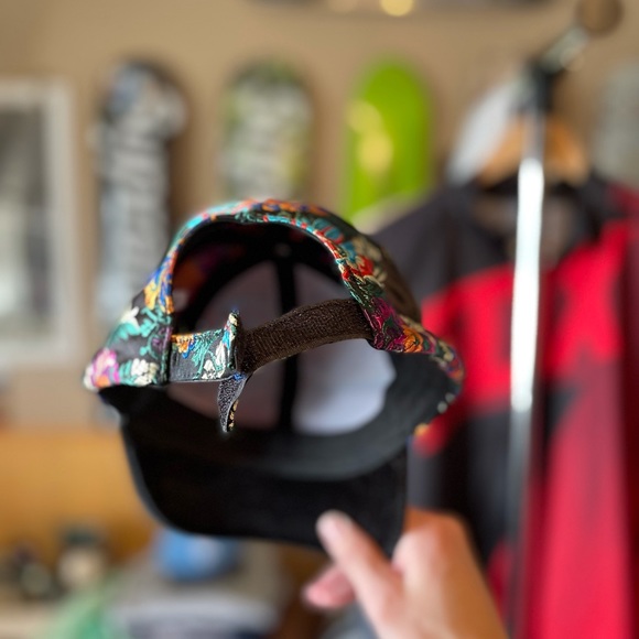 Beautiful floral silk hat shiny reflective 3D embroidery - Picture 8 of 8